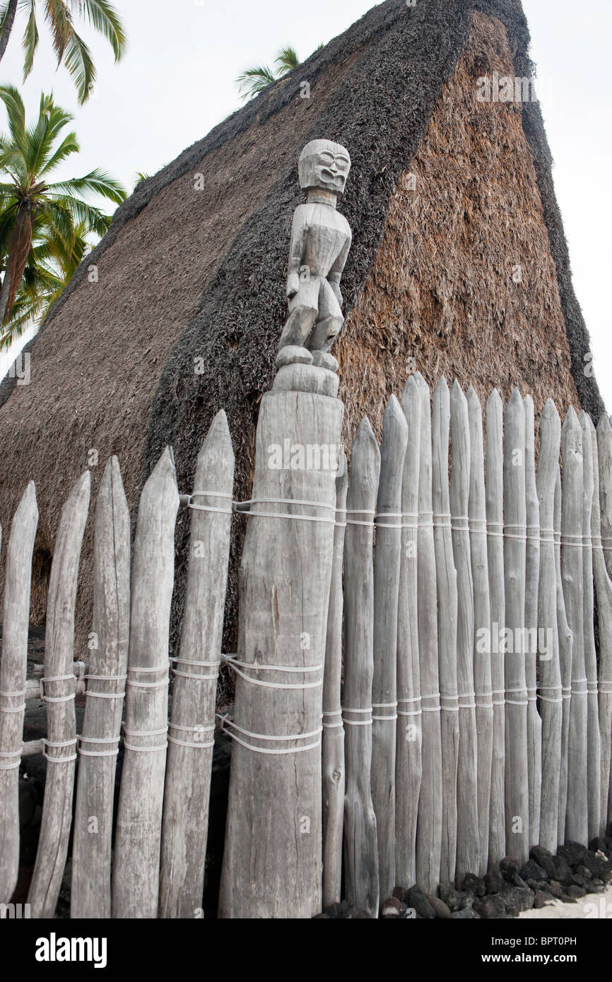 Holzzaun und mit Kapu Kiâ€™ ich Tiki Statue Schnitzerei, hergestellt aus die Ohia Baum, Pu'uhonua o Honaunau National Historical Park Stockfoto