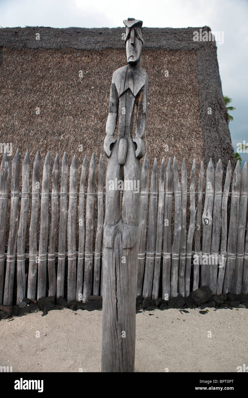 Kapu Kiâ€™ ich Holz Tiki Statue Schnitzerei, hergestellt aus die Ohia Baum, Pu'uhonua o Honaunau National Historical Park, The Big Island Stockfoto