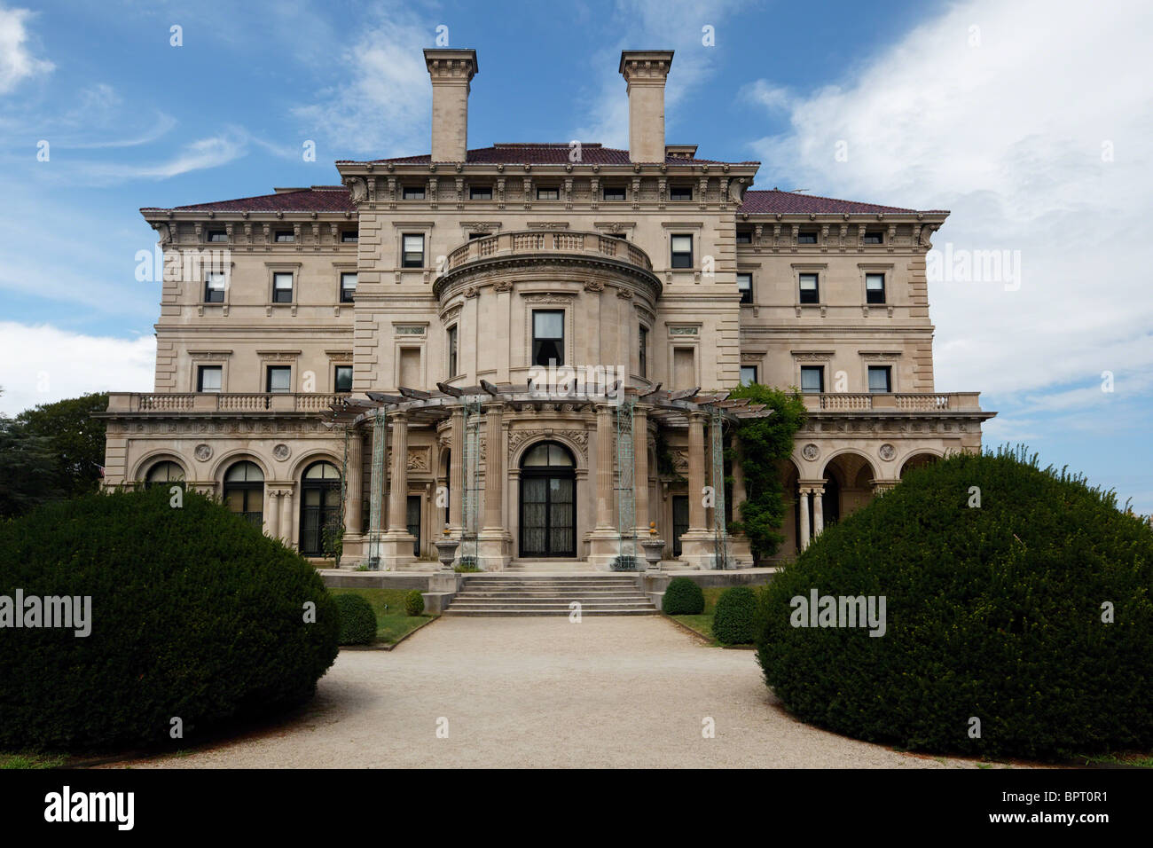 Blick auf The Breakers Mansion von der Seite, Rhode Island Stockfoto