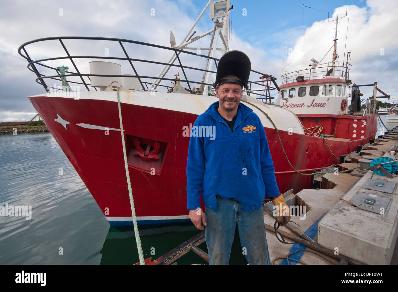 Schiffsingenieur George Currie mit dem Fischerboot Vivienne Jane in Portland, Victoria Stockfoto