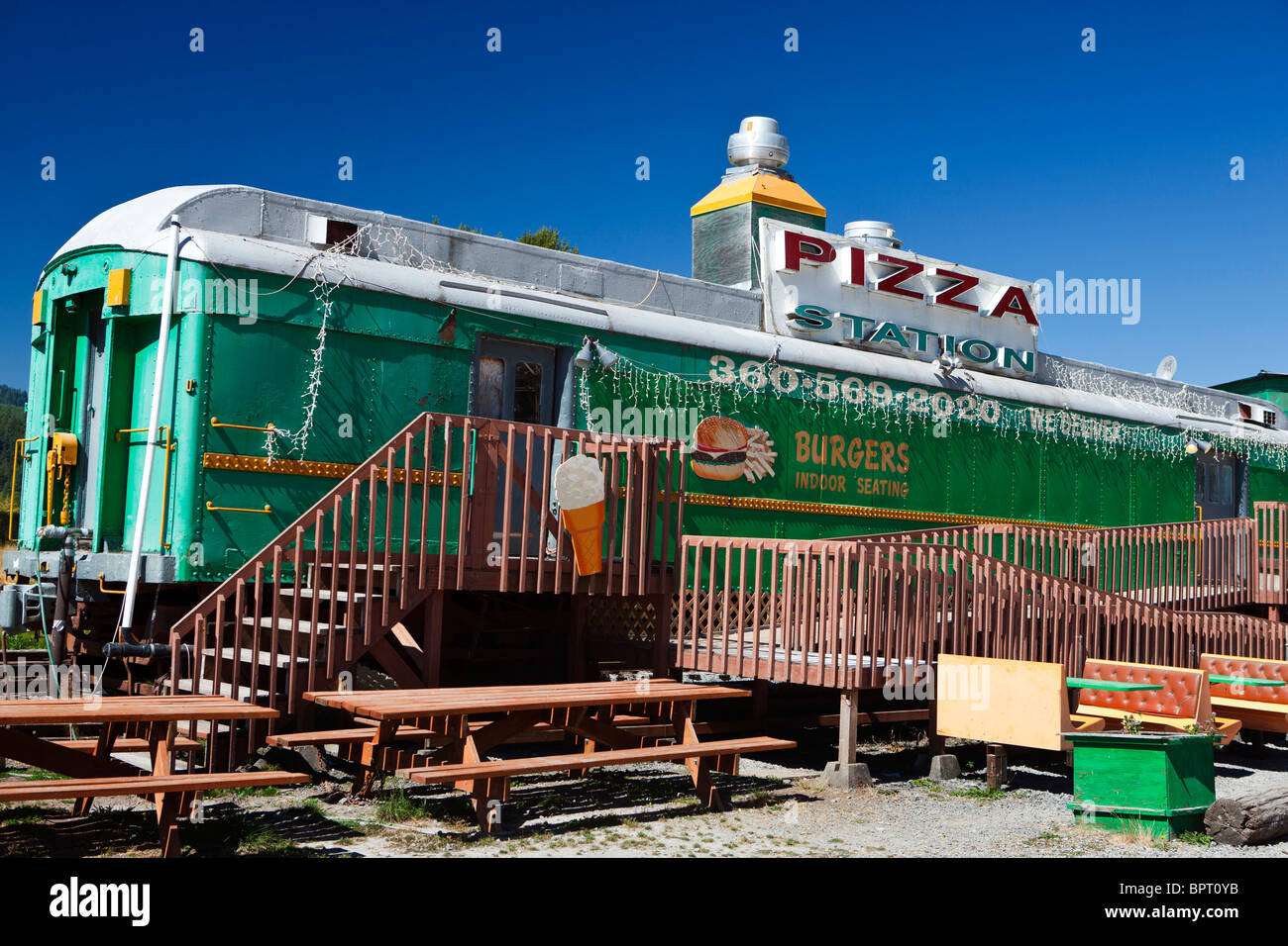 Pizza und Burger Restaurant gemacht aus umgebauten Eisenbahnwaggon, Elbe, Washington, Vereinigte Staaten von Amerika Stockfoto