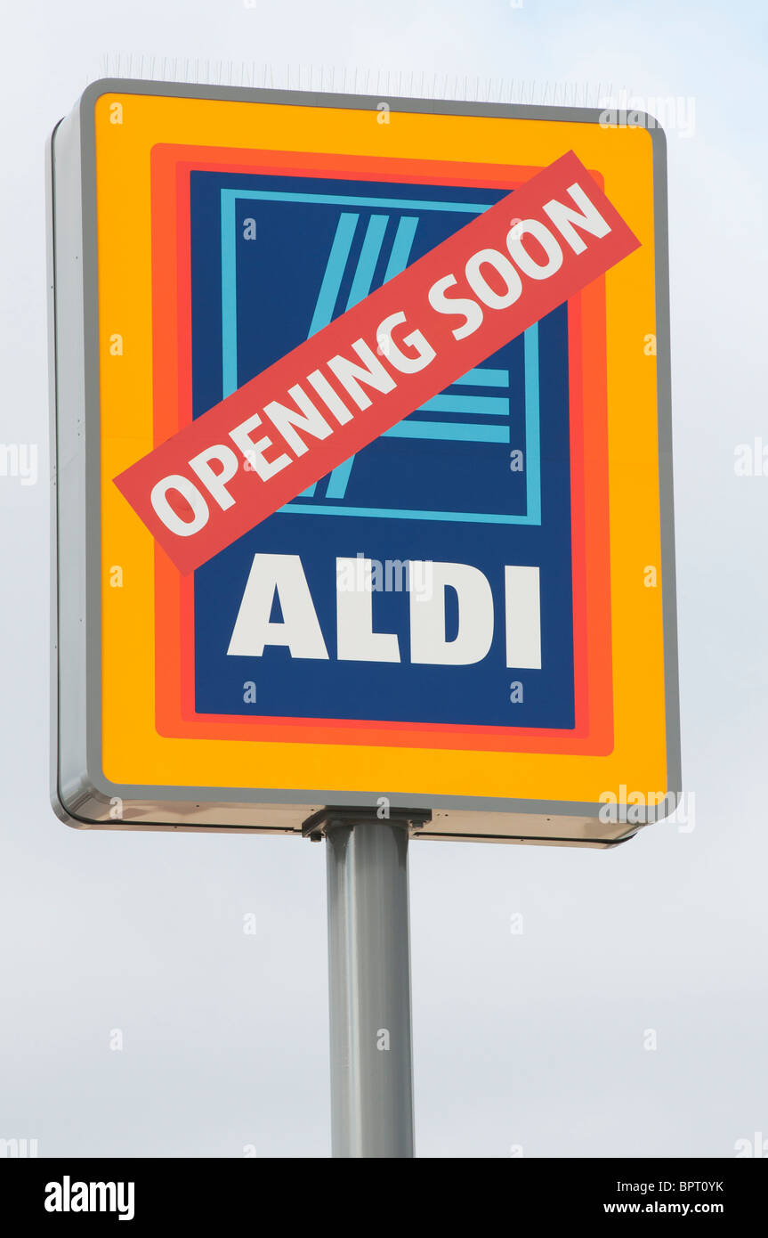 Schild, das die Eröffnung des Aldi Supermarktes ankündigt Stockfoto