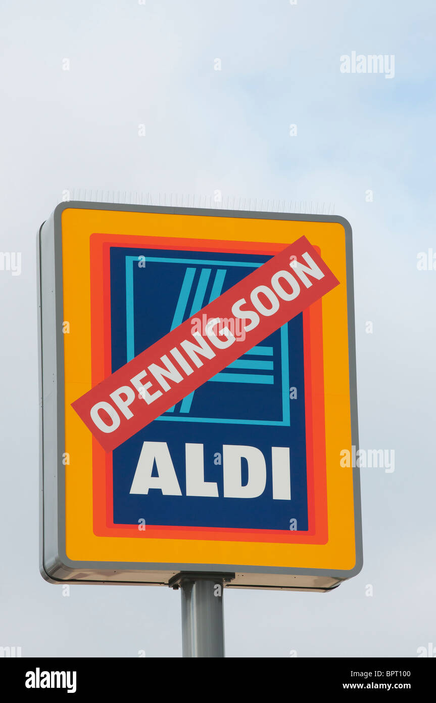 Schild, das die Eröffnung des Aldi Supermarktes ankündigt Stockfoto