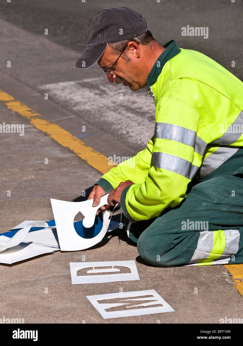 Des Rates Arbeiter sortieren Brief Schablonen Malerei Anweisungen unterwegs - Frankreich. Stockfoto