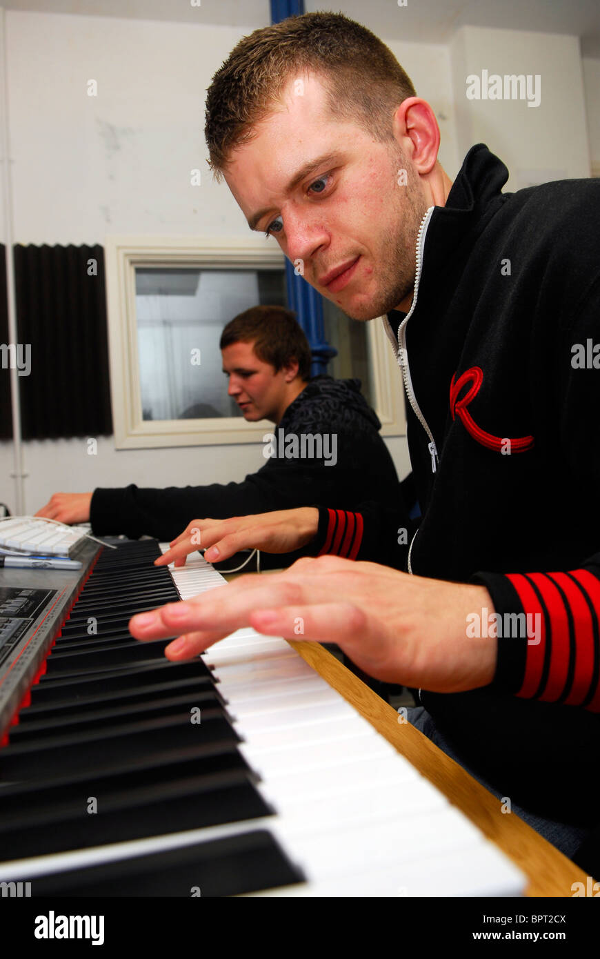 Junge Menschen mit Musik-Suite in ein Musik-Ressourcenzentrum, Sherbourne, Dorset. Stockfoto