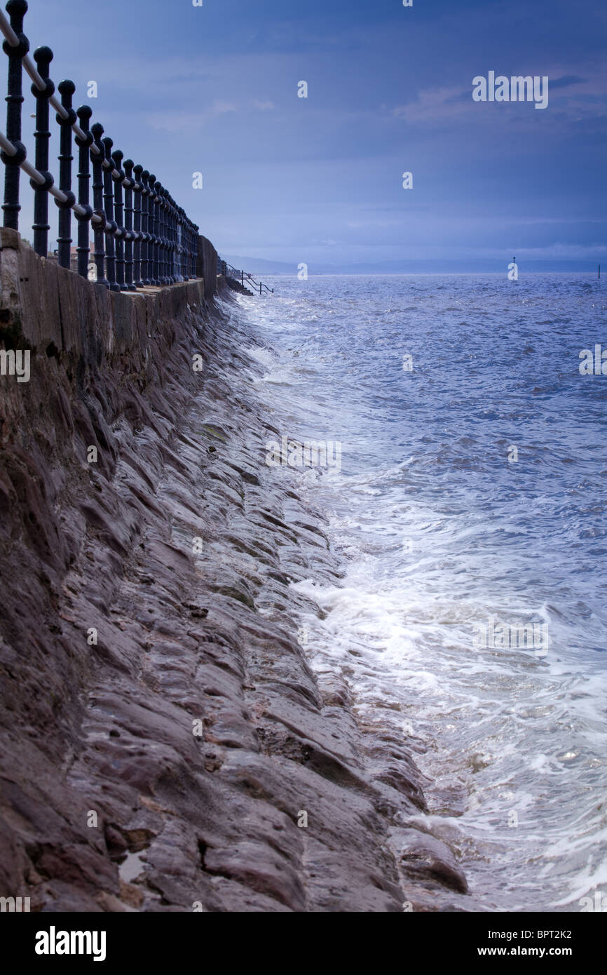 Das Meer und die Wellen an der Wand Meer an der Küste in Wirral, England Stockfoto