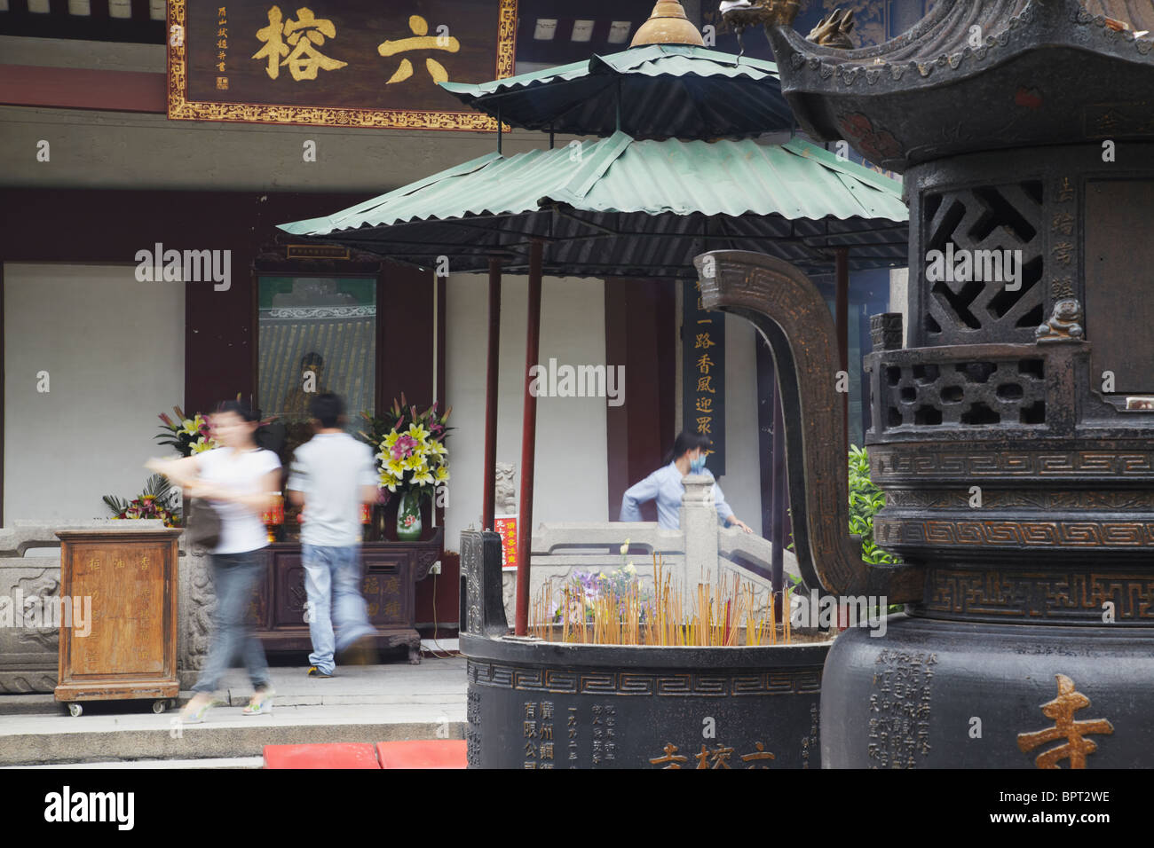 Menschen beten am Liurong Tempel, Guangzhou, Guangdong Provinz, China Stockfoto