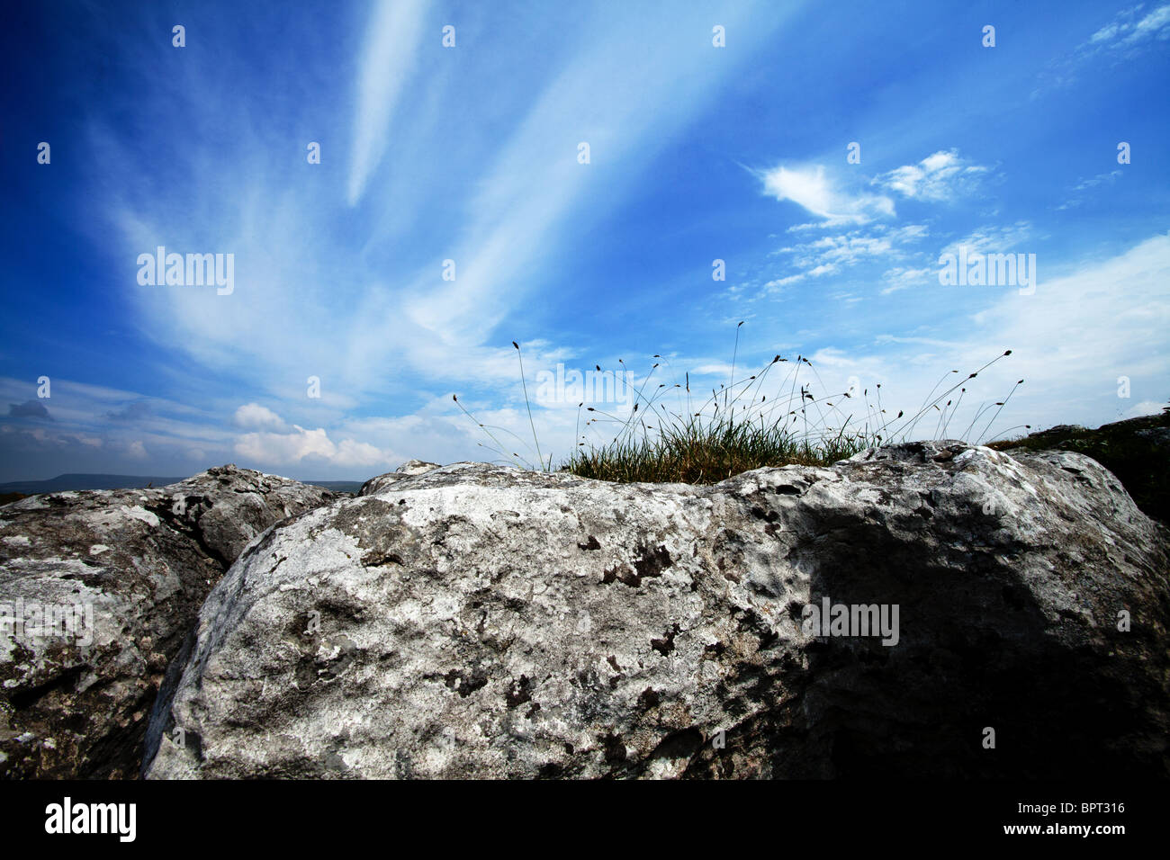 Attraktive Wolkenmuster auf dem Gipfel eines Kalkstein-Felsen in Malham, North Yorkshire Stockfoto