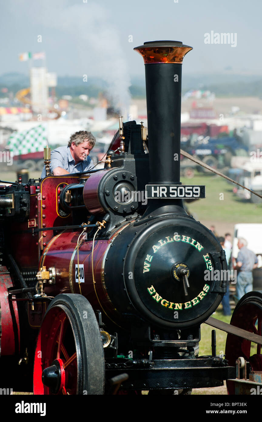 Vintage Dampftraktor Einschalten ein Holz sah bei Great Dorset Steam fair in England Stockfoto