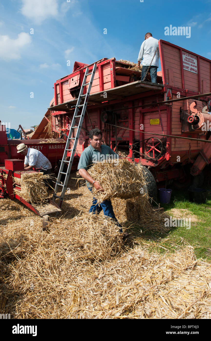 Vintage Dreschen und Pressen Maschinen an die Great Dorset Steam fair 2010, England Stockfoto