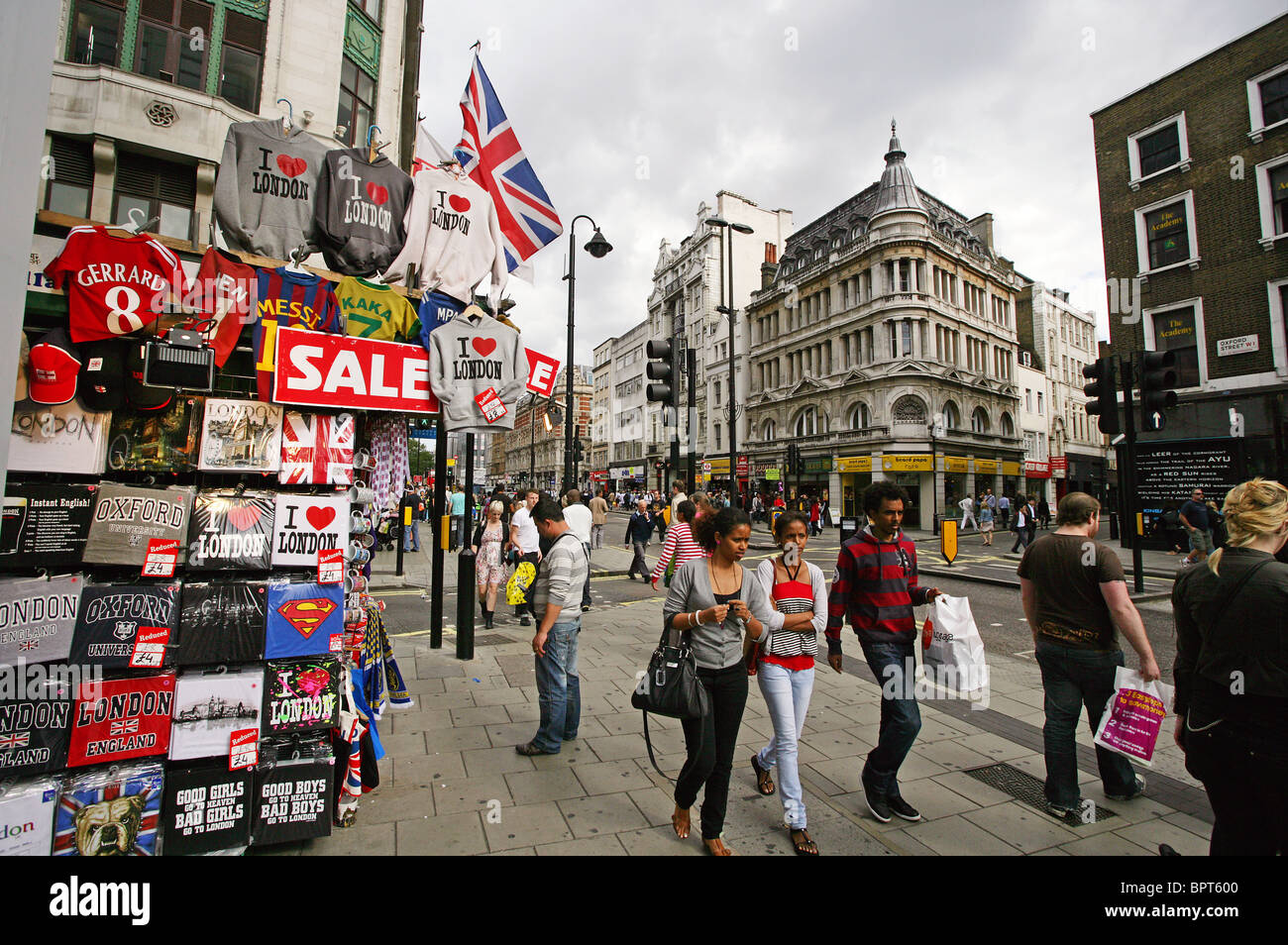 Das Treiben der Oxford Street, London UK. Am meisten frequentierte Einkaufsstraße Großbritanniens. Stockfoto