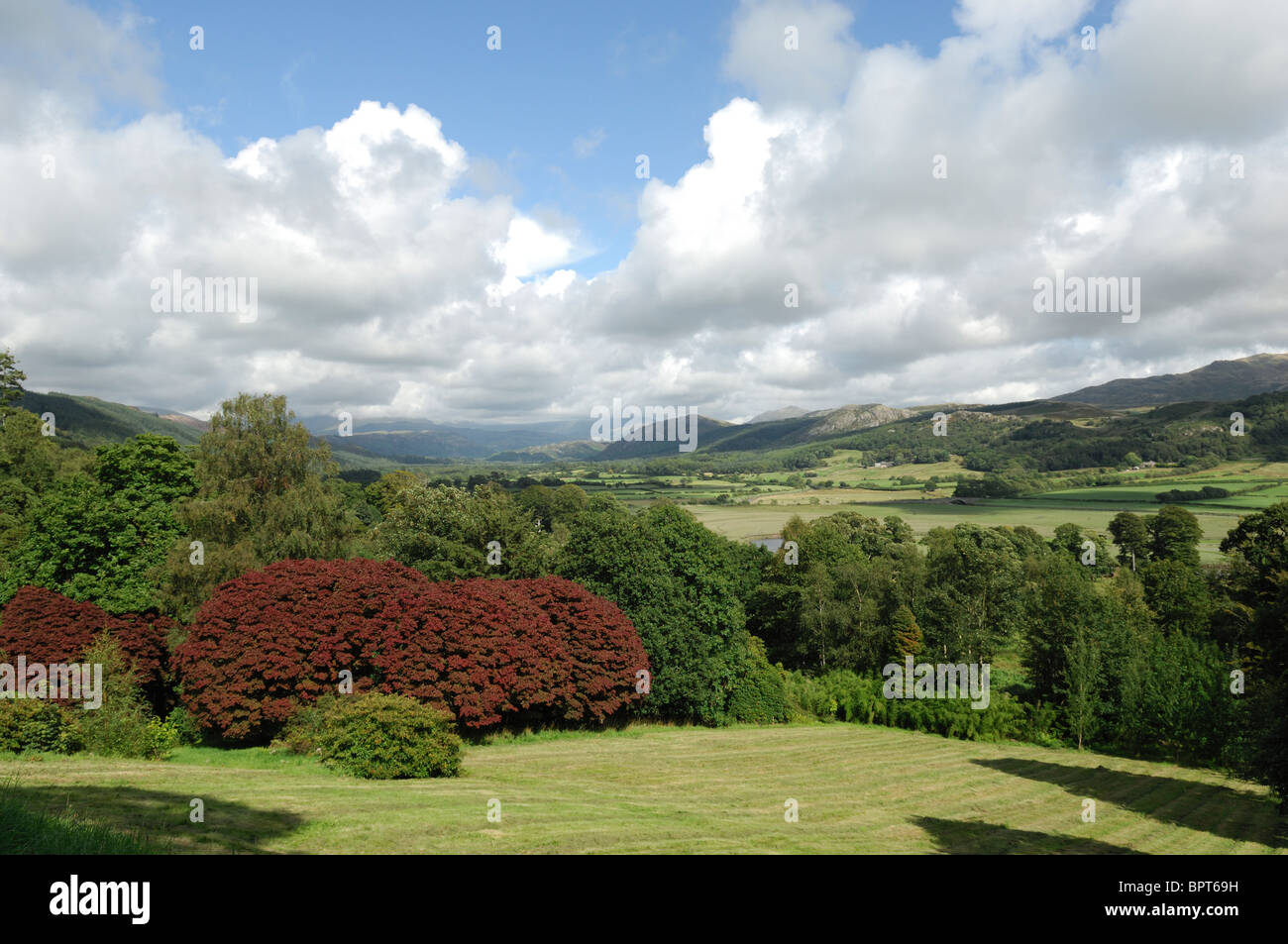 Der Blick nach unten Eskdale unter blauem Himmel und flauschige Wolken in Cumbria, Vereinigtes Königreich Stockfoto