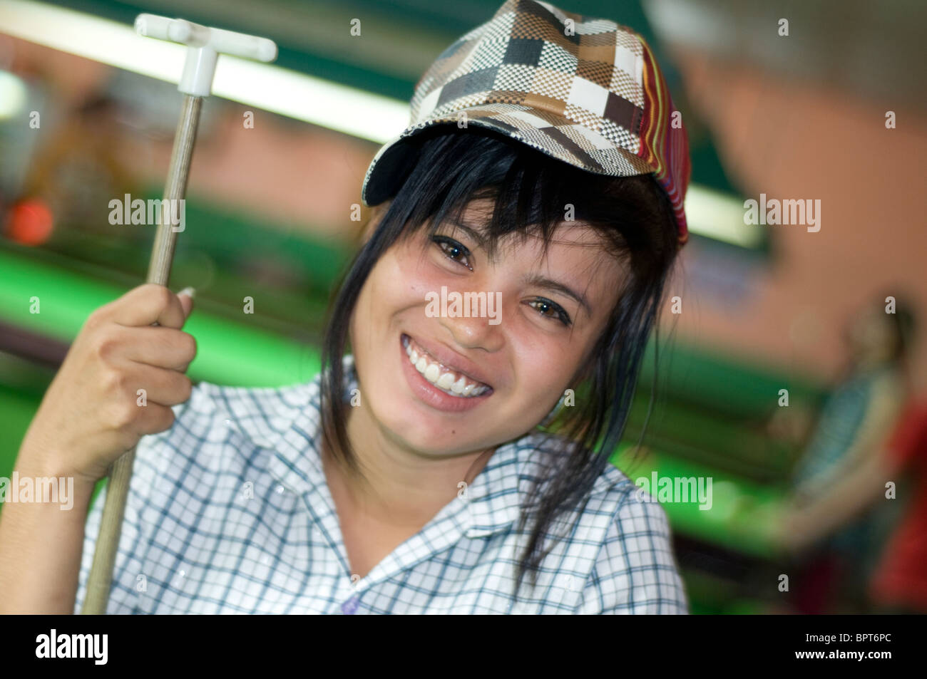 Junge Frau im Billard-Salon, Phnom Penh, Kambodscha Stockfoto