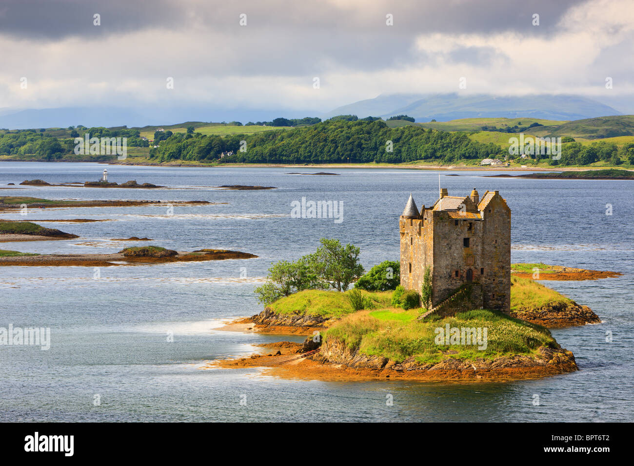 Castle Stalker ist eine viergeschossige Wohnturm oder halten Sie malerisch auf einem Gezeiten-Inselchen auf Loch Laich, einen Einlass ab Loch Linnhe festlegen Stockfoto