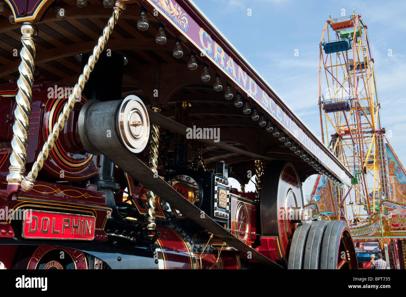 Showmans Zugmaschine "Dolphin" vor ein Jahrmarkt Riesenrad an der Great Dorset steam fair 2010, England Stockfoto