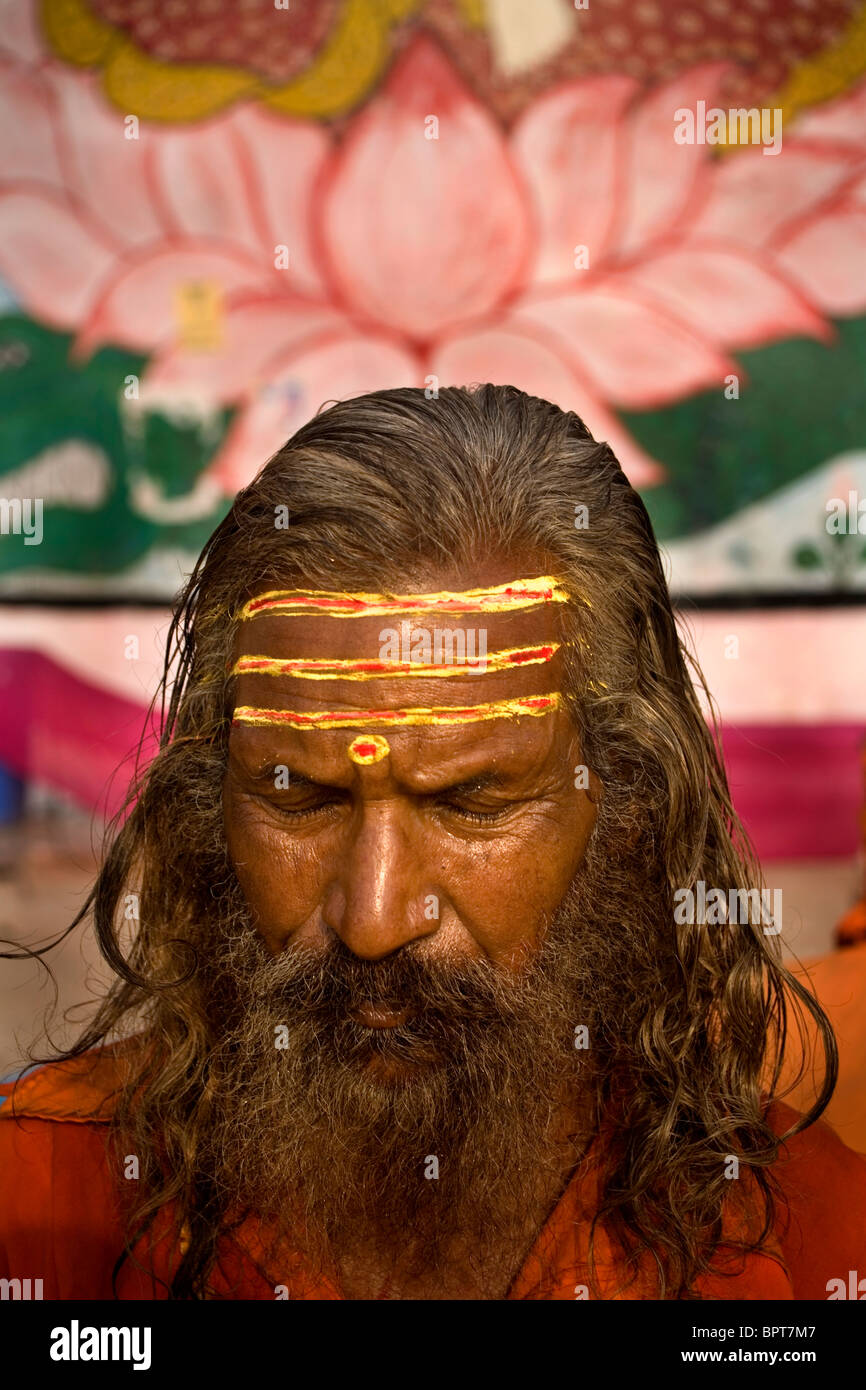Porträt eines hinduistischen heiligen Mannes, Varanasi, Uttar Pradesh, Indien. Stockfoto