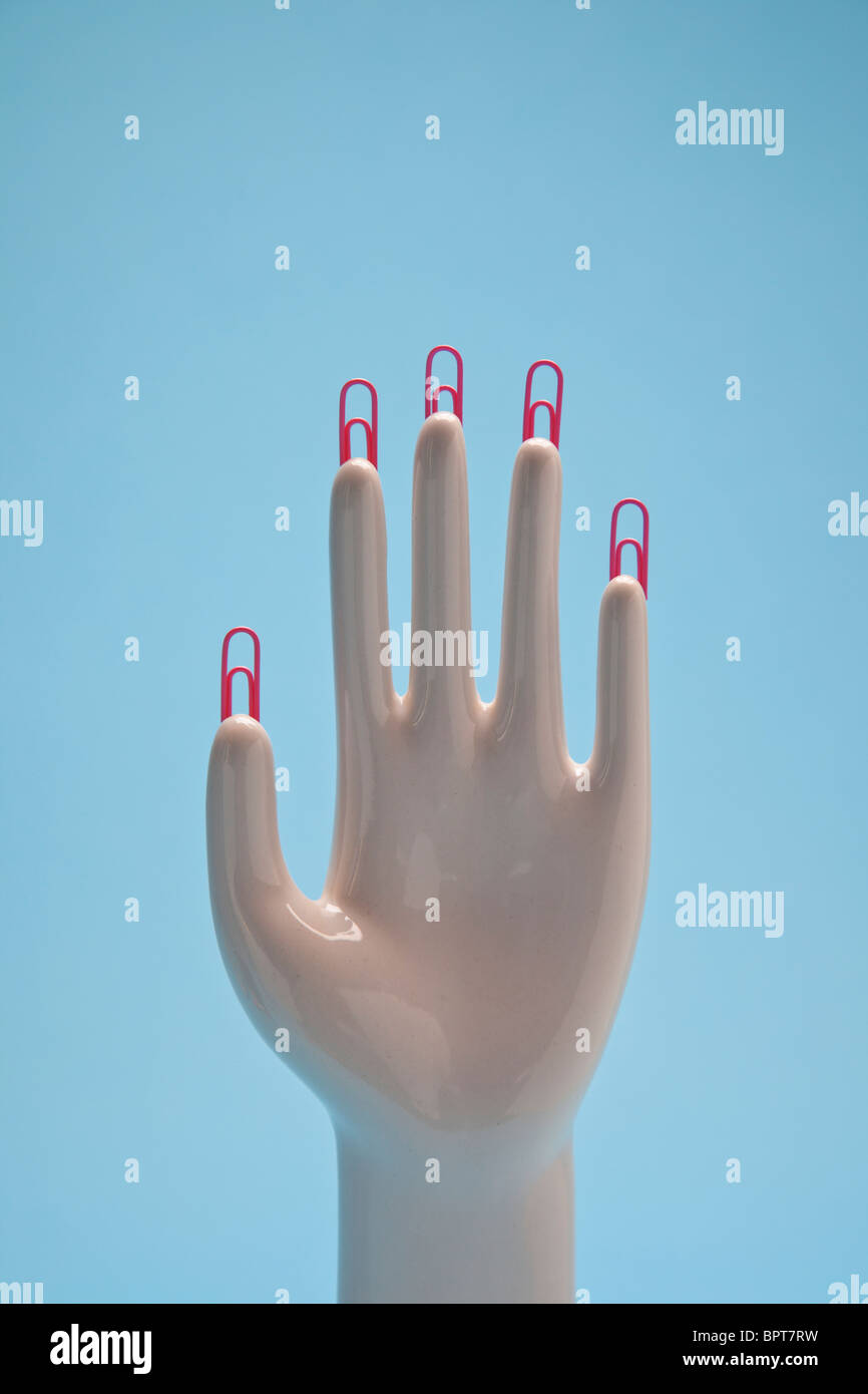 Hand mit Büroklammer Fingernägel Stockfoto