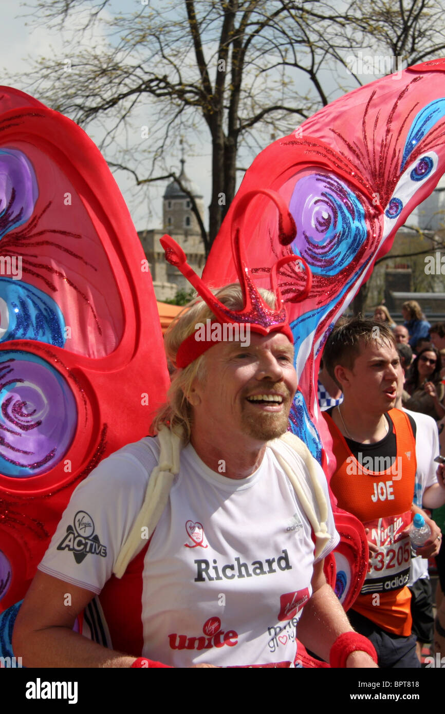 Sir Richard Branson im Wettbewerb mit den Virgin London-Marathon 2010 Stockfoto