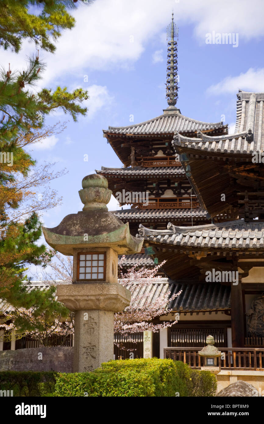 Pagode und Laterne außerhalb des Horyuji (blühende Gesetz)-Tempels in Ikaruga, in der Nähe von Nara, Japan. Stockfoto