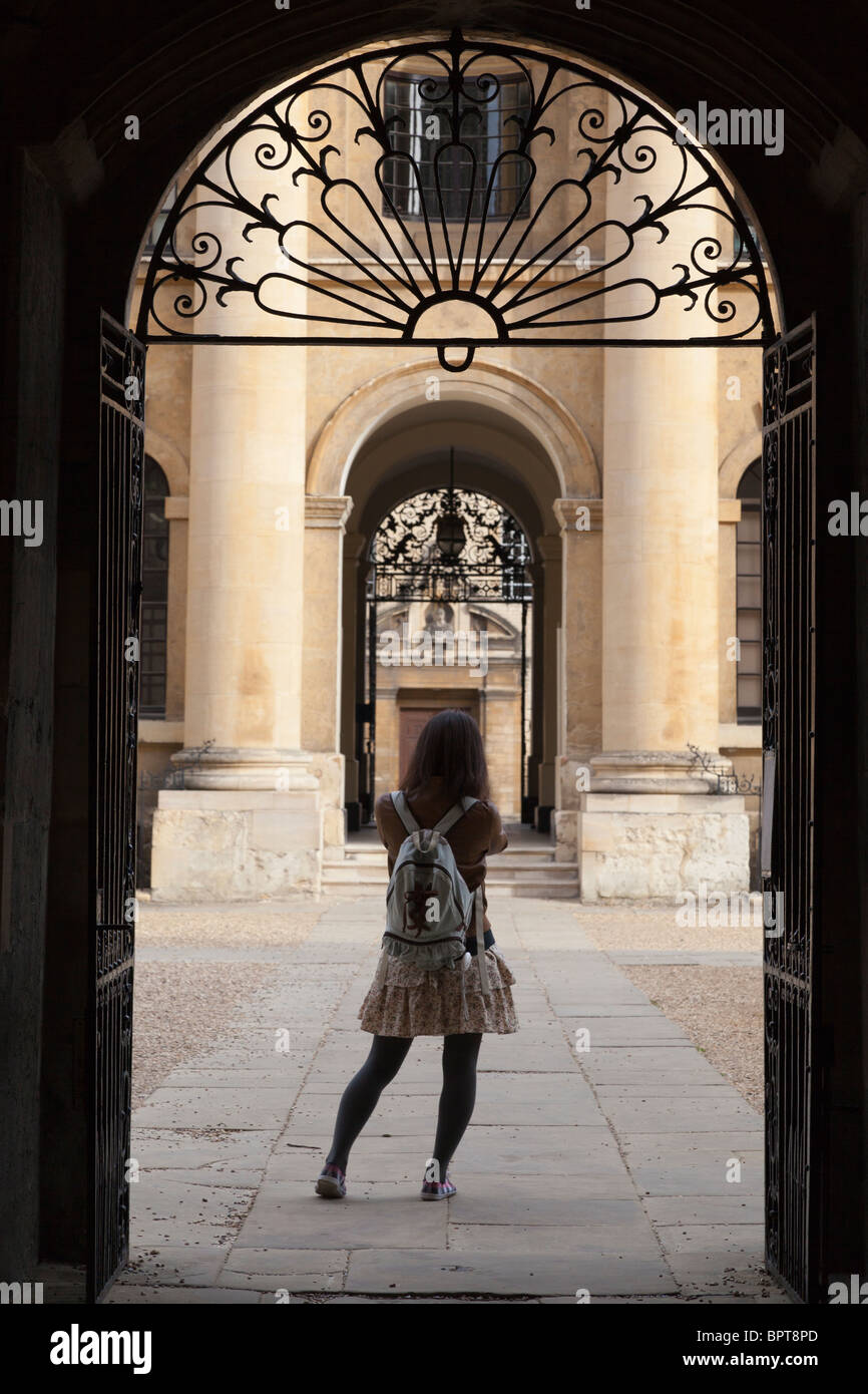 Frühen Morgen-Touristen fotografieren Clarendon Haus Oxford Stockfoto