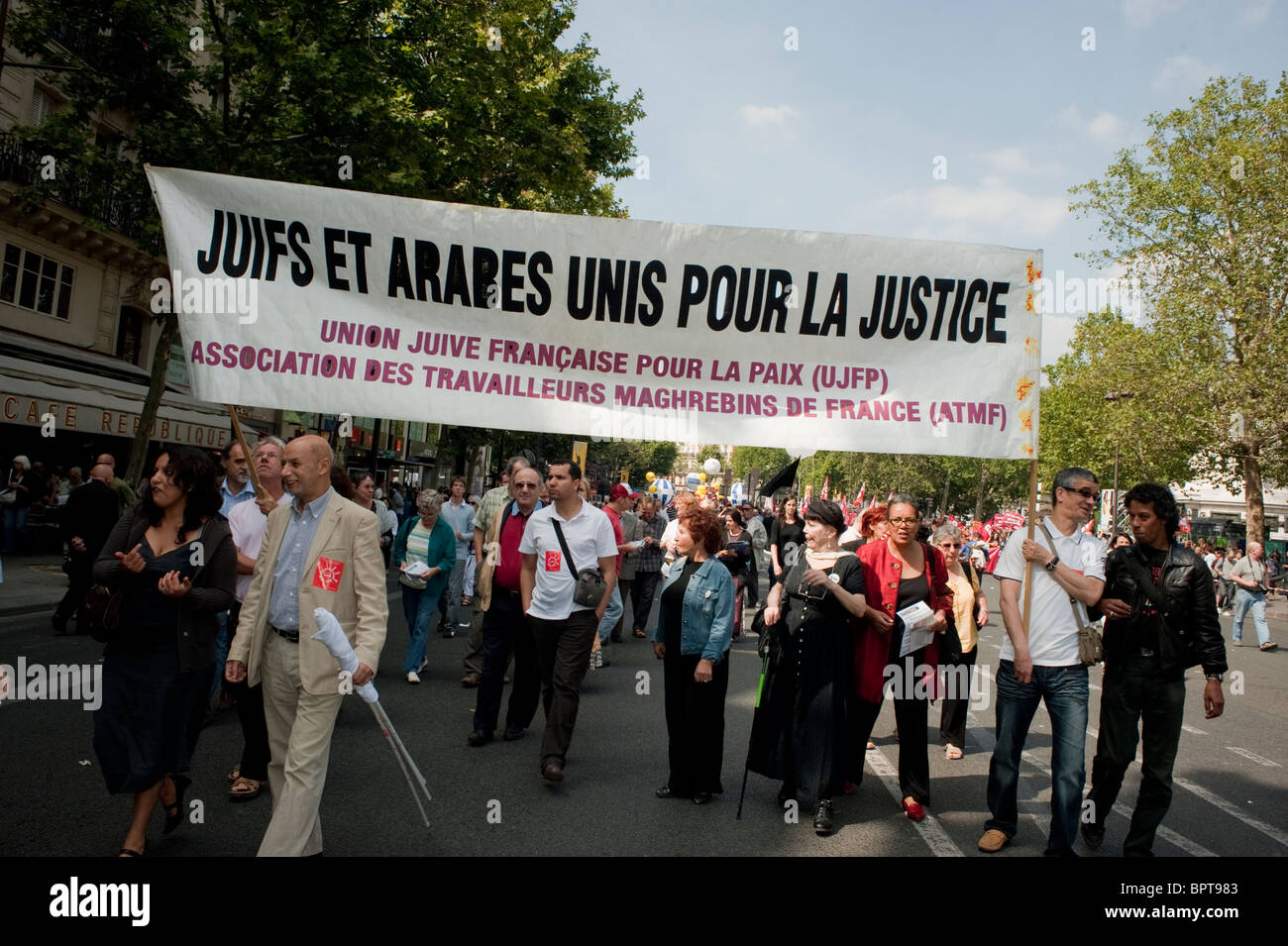 Paris, Frankreich, Gruppe interreligiöser Juden und Araber, bei der Demonstration "Leaque of Human Rights" gegen die Entscheidung, Roma und Zigeuner aus Frankreich zu vertreiben, Rechte der Einwanderer Stockfoto