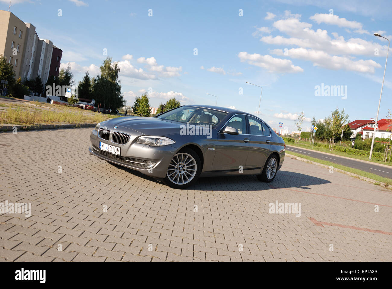 BMW 535i - mein 2010 - grau Metallic - vier Türen (4D) - Premium-deutschen höheren Klasse Limousine, Segment E (Segment Executive) - Stadt Stockfoto