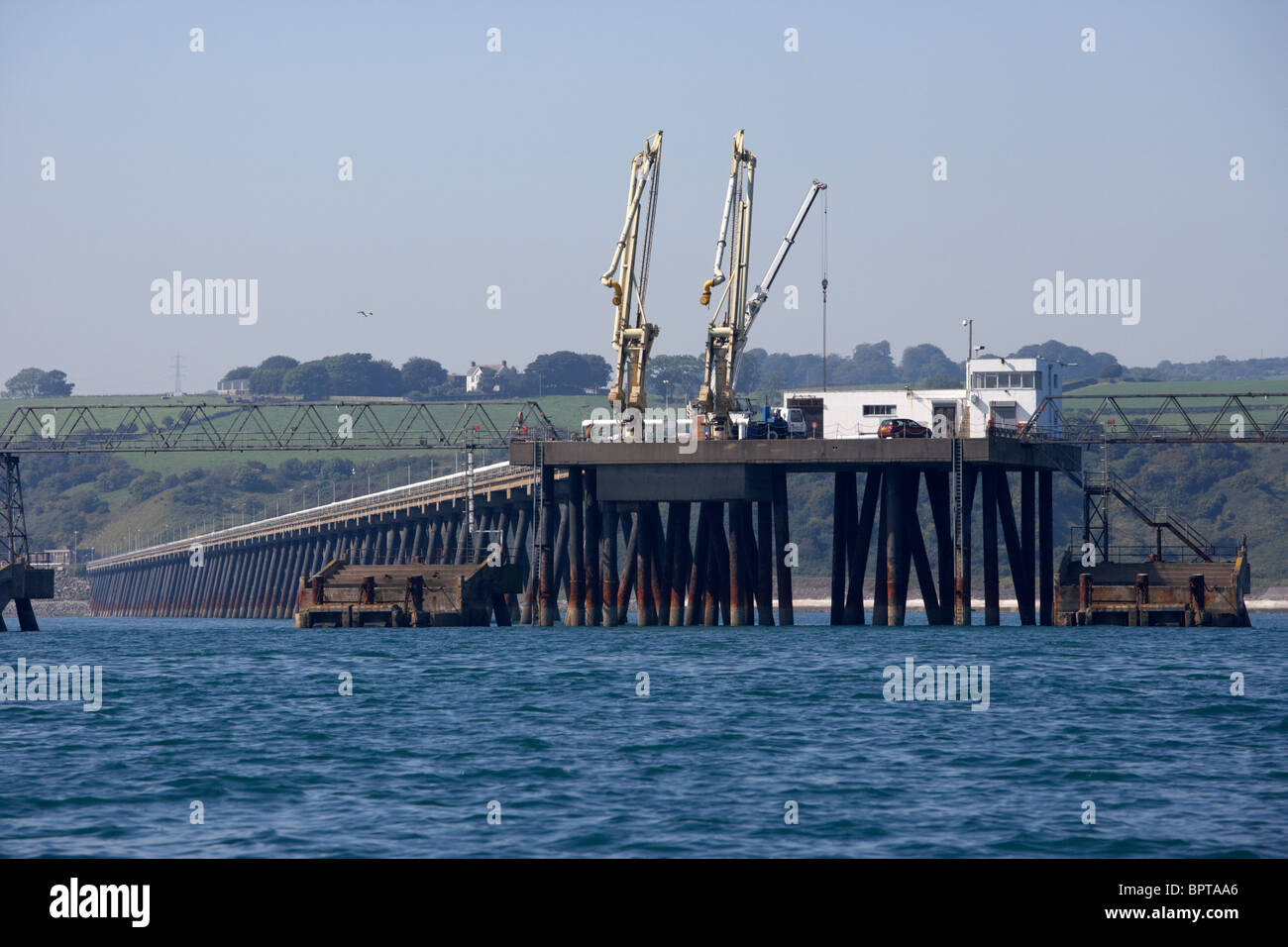 Ende des Stegs am Cloghan Punkt Ölhafen in Belfast Lough Nordirland Vereinigtes Königreich Stockfoto