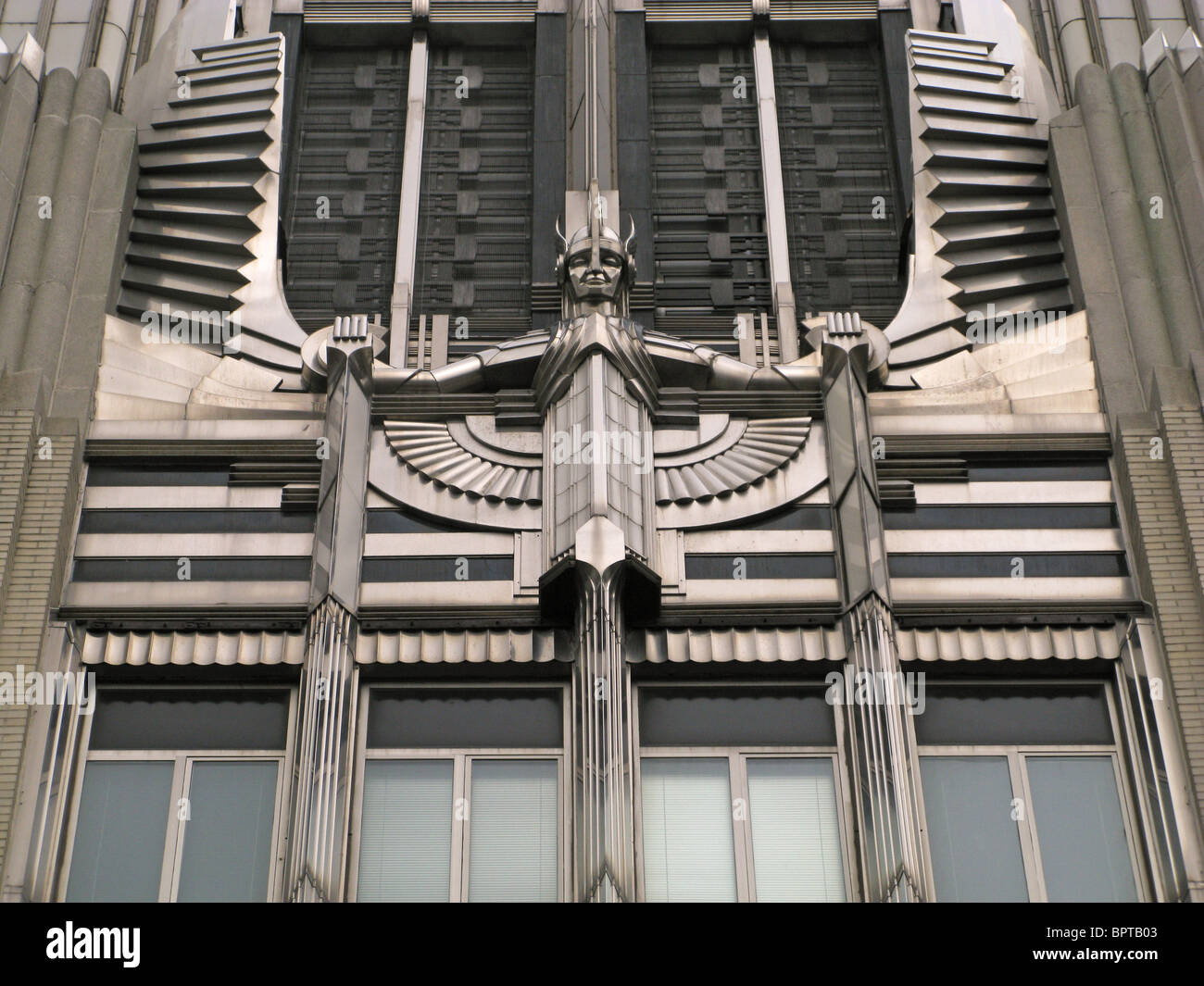 Art Déco erbaut 1932 grauen Ziegel Stein Edelstahl Niagara Mohawk Building Syracuse New York Staat Lichtskulptur Stockfoto