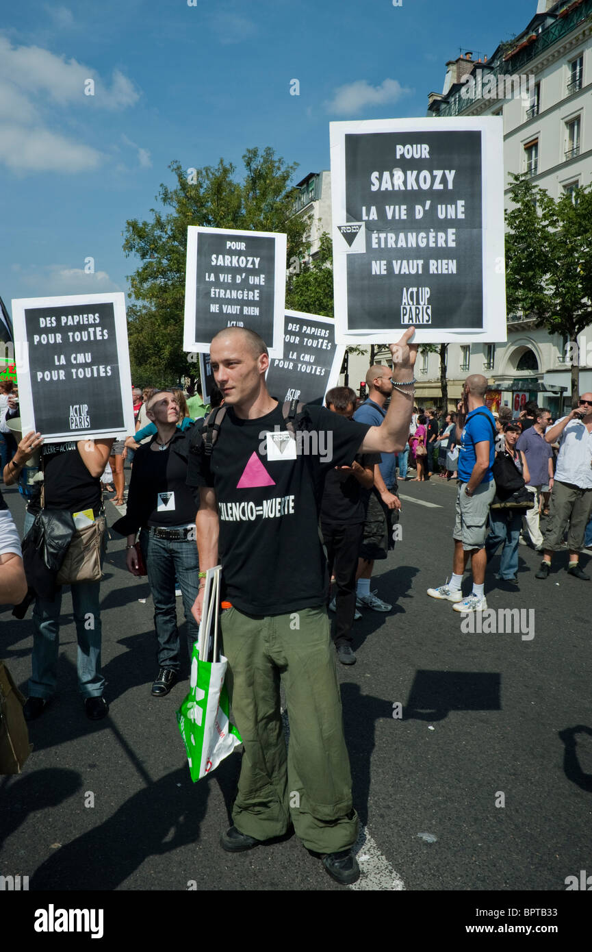 Paris, Frankreich, große Menschenmenge, Front, "Liga der Menschenrechte" AIDS-Aktivisten protestieren gegen die Entscheidung der Regierung Sarkozy, ausländische Zigeuner, Roma, aus Frankreich zu vertreiben, mit Protestzeichen, homosexueller Straßenmann, das Poster "Act Up", "ACT UP AIDS", "Immigrationsprotest" Stockfoto