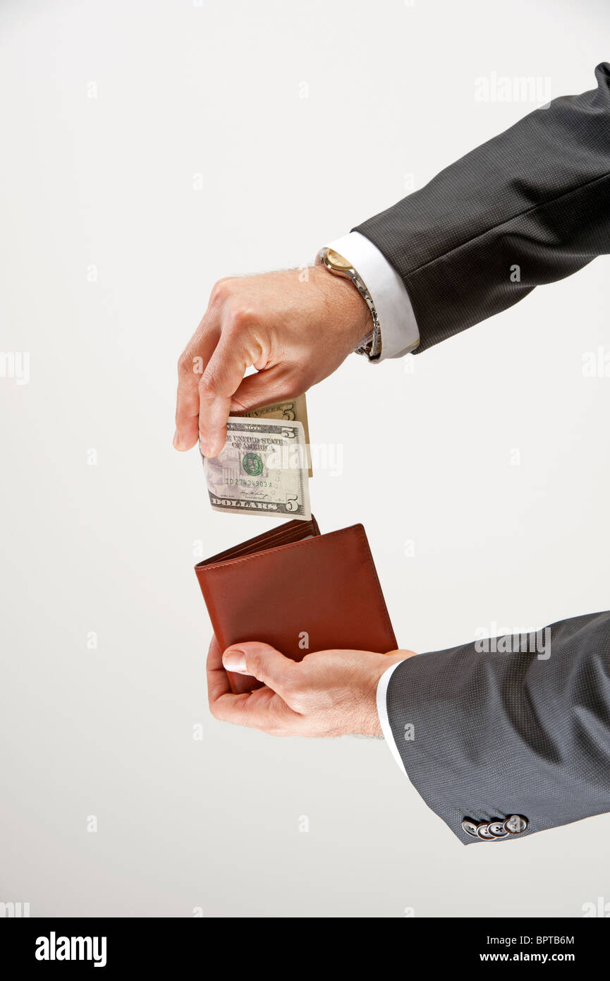 Business-Mann nimmt Geld aus seiner Brieftasche Stockfoto