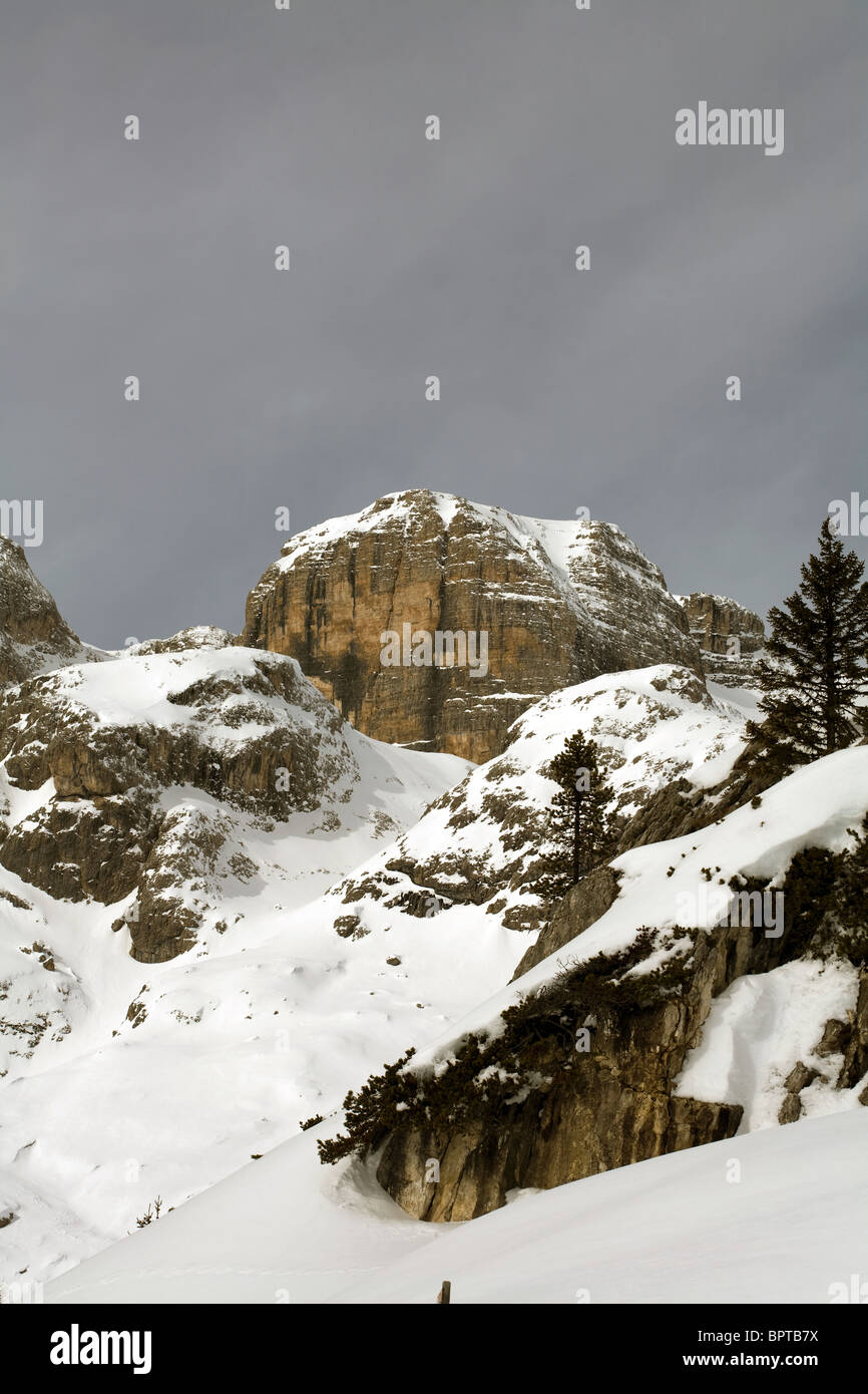 Fels und Schnee Formationen unter dem Langkofel Langkofel Wolkenstein Dolomiten Italien Stockfoto