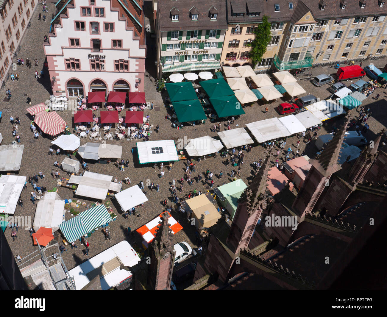 Marktstände auf dem Münsterplatz in der alten von Freiburg Im Breisgau in Süddeutschland, gesehen vom Freiburger Münster Turm Stockfoto