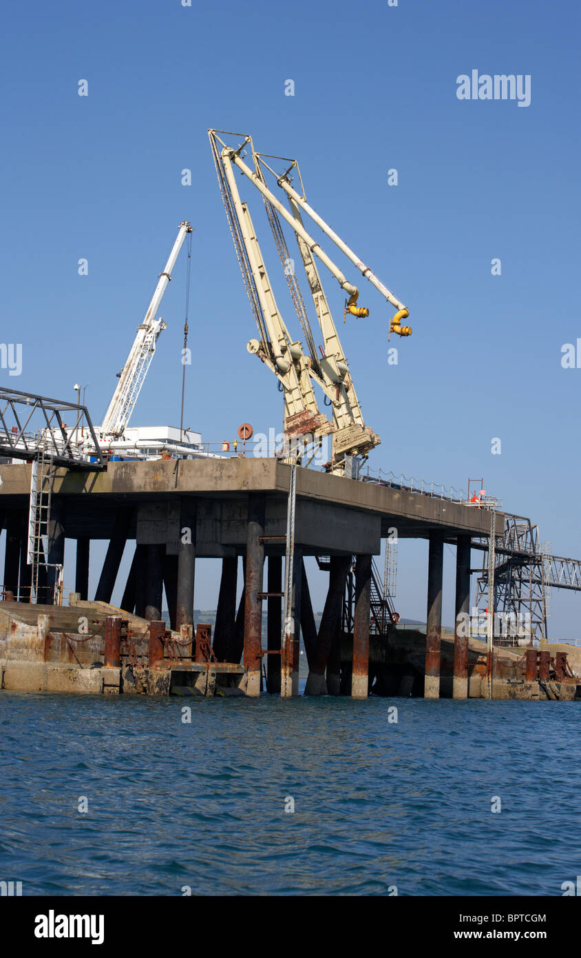 Ende des Stegs am Cloghan Punkt Ölhafen in Belfast Lough Nordirland Vereinigtes Königreich Stockfoto