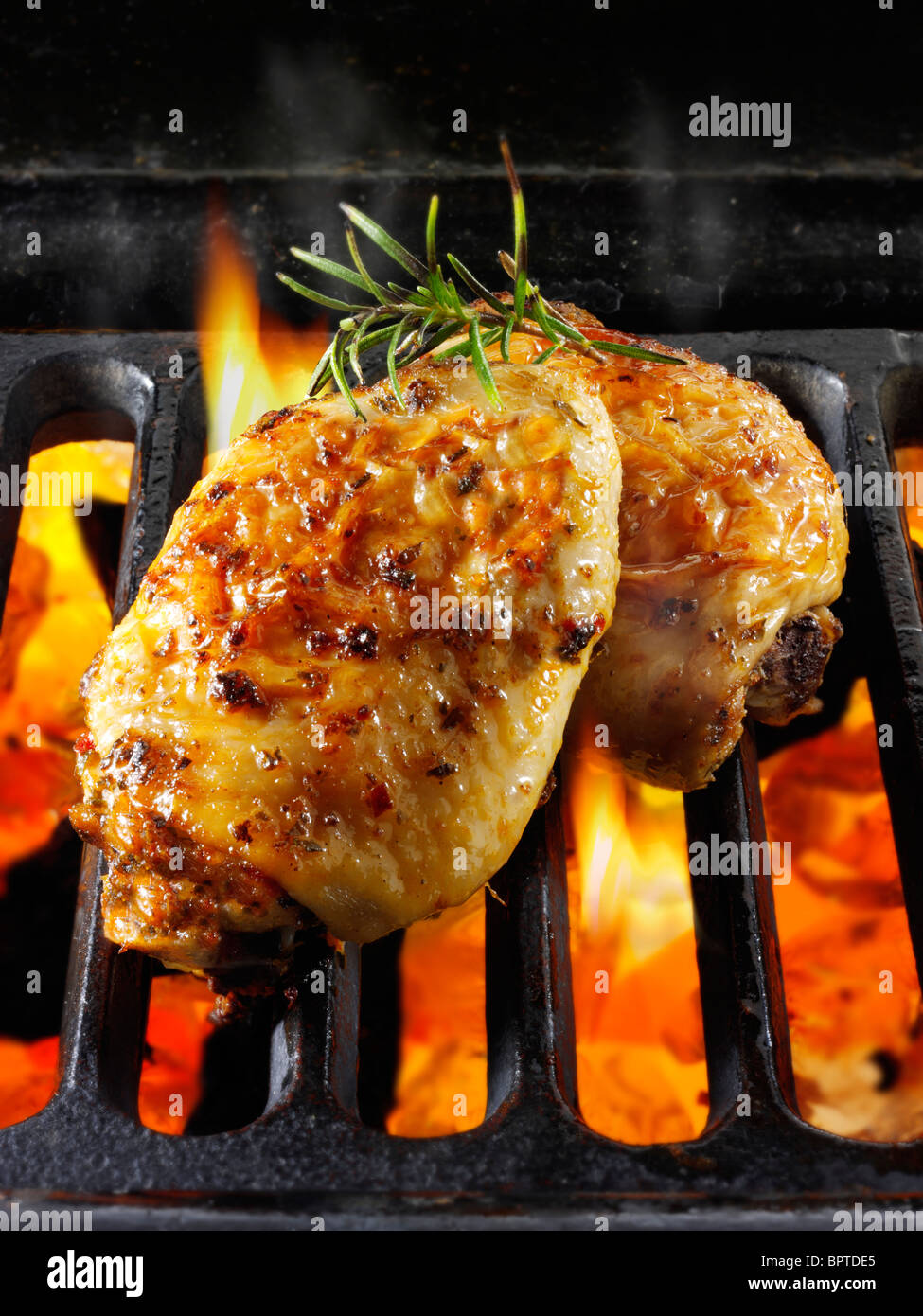 Hähnchenschenkel auf einem Grill kochen. Food-Fotos, Bilder & Bilder. Stockfoto