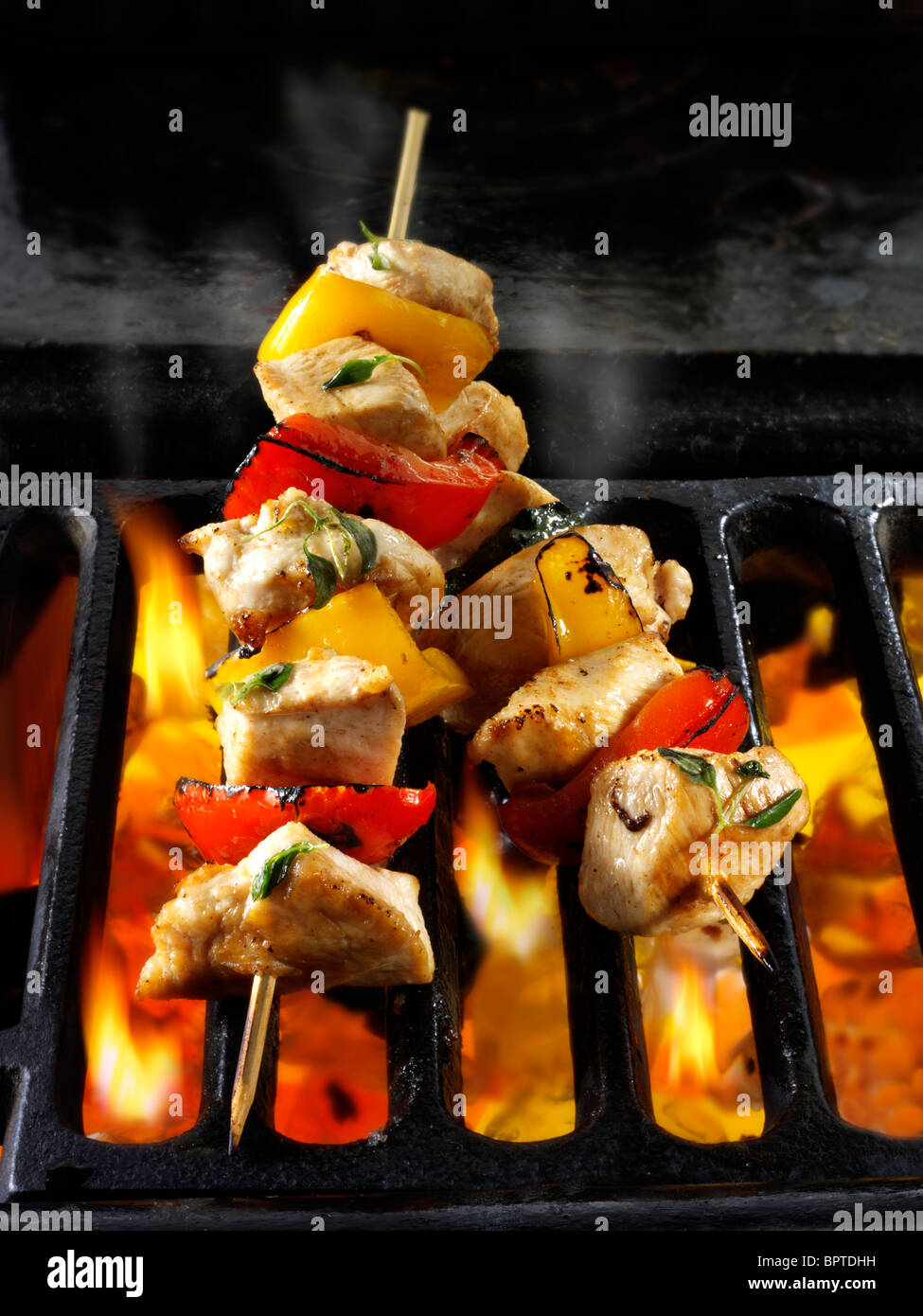 Hähnchen-Spieße über offenem Feuer gekocht wird. Food-Fotos, Bilder & Bilder. Stockfoto