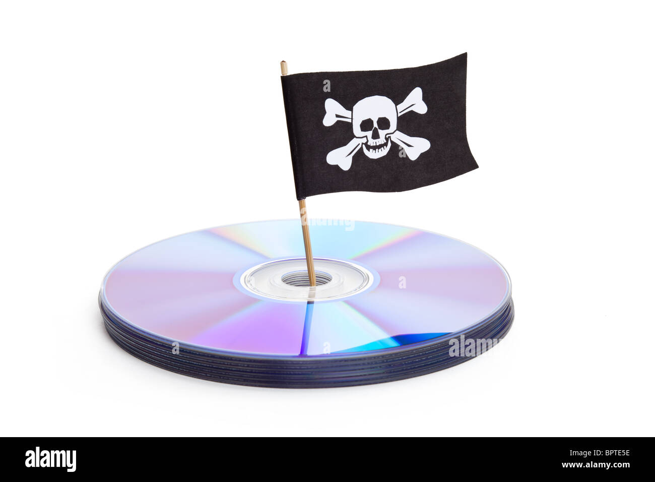 CD, DVD und Piratenflagge, Konzept der Piraterie Stockfoto