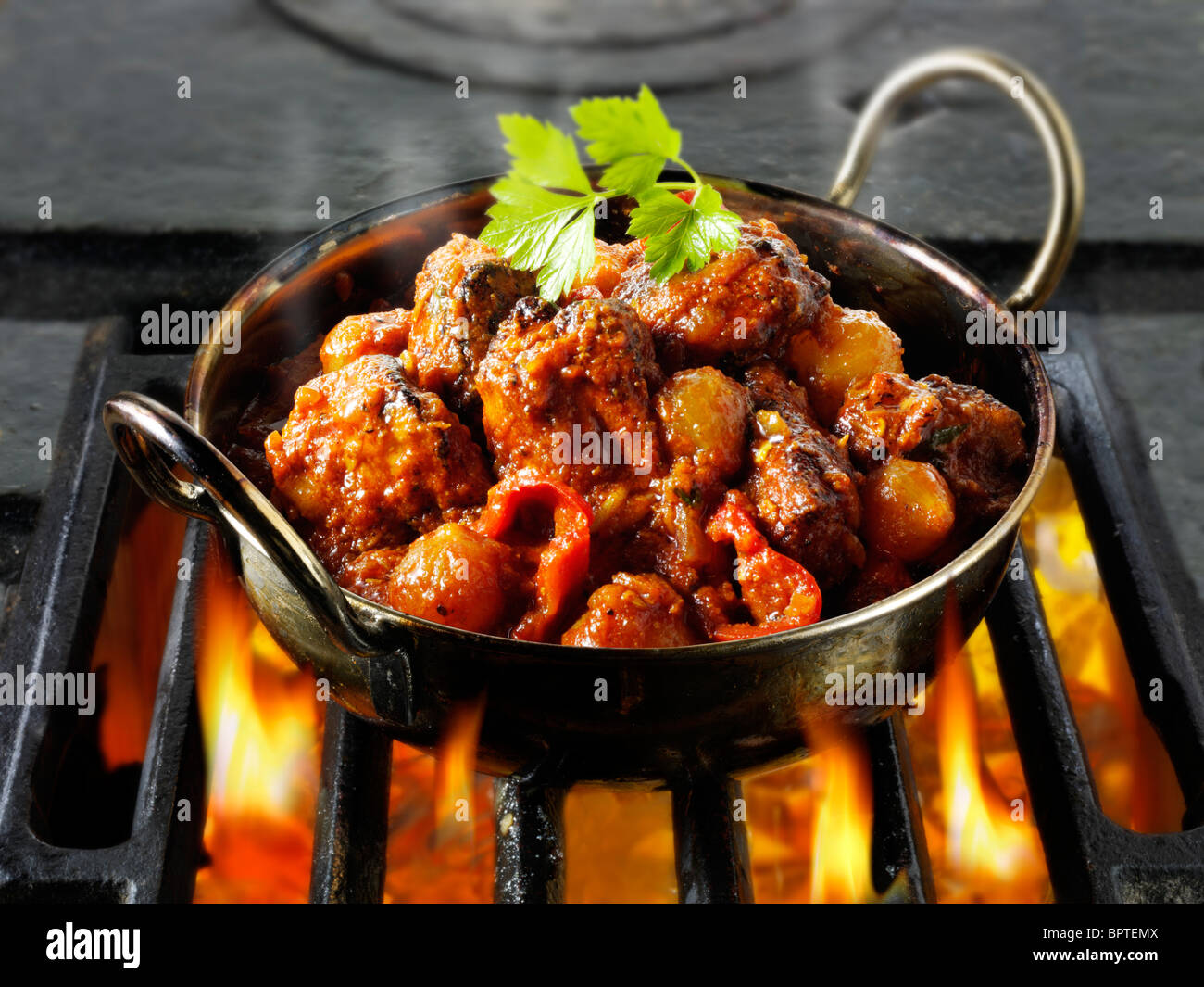 Piri Piri Hähnchen Curry & Reis gekocht wird über heiße Kohlen, indisches Essen Rezept Bilder, Fotos & Bilder Stockfoto