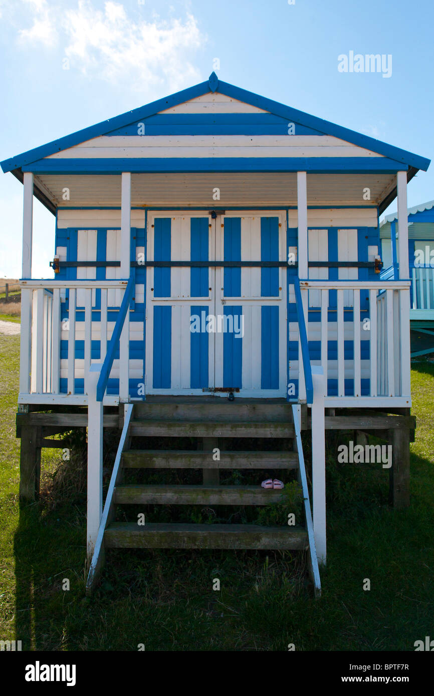 hell blau-weißen typischen Whitstable Strandhütte Stockfoto