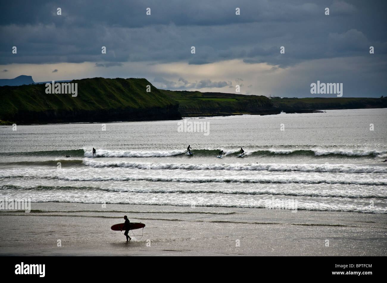 Surfer am Atlantik Westküste Irlands Stockfoto