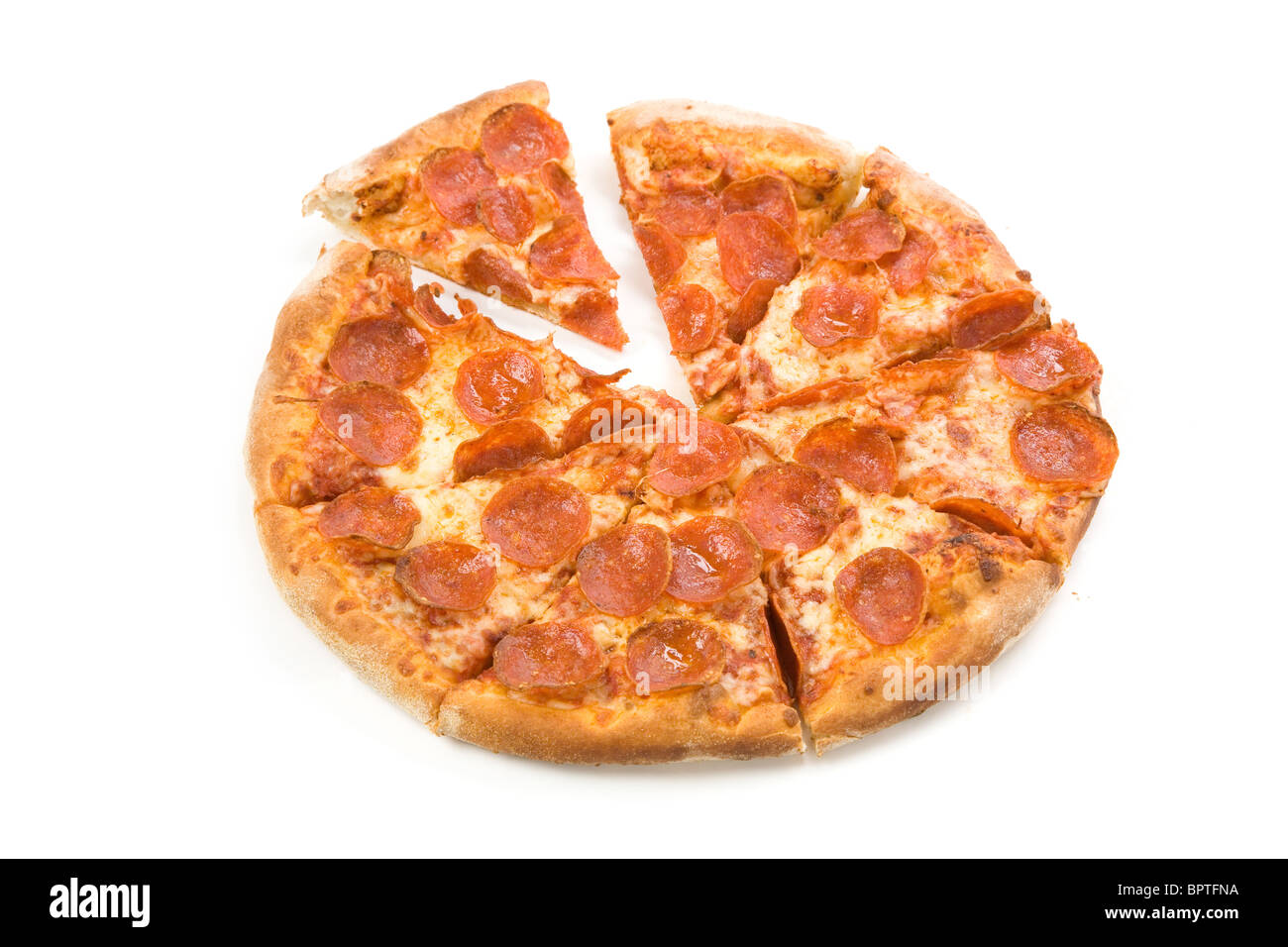 Käse und Wurst Pizza mit weißem Hintergrund, Nahaufnahme Stockfoto