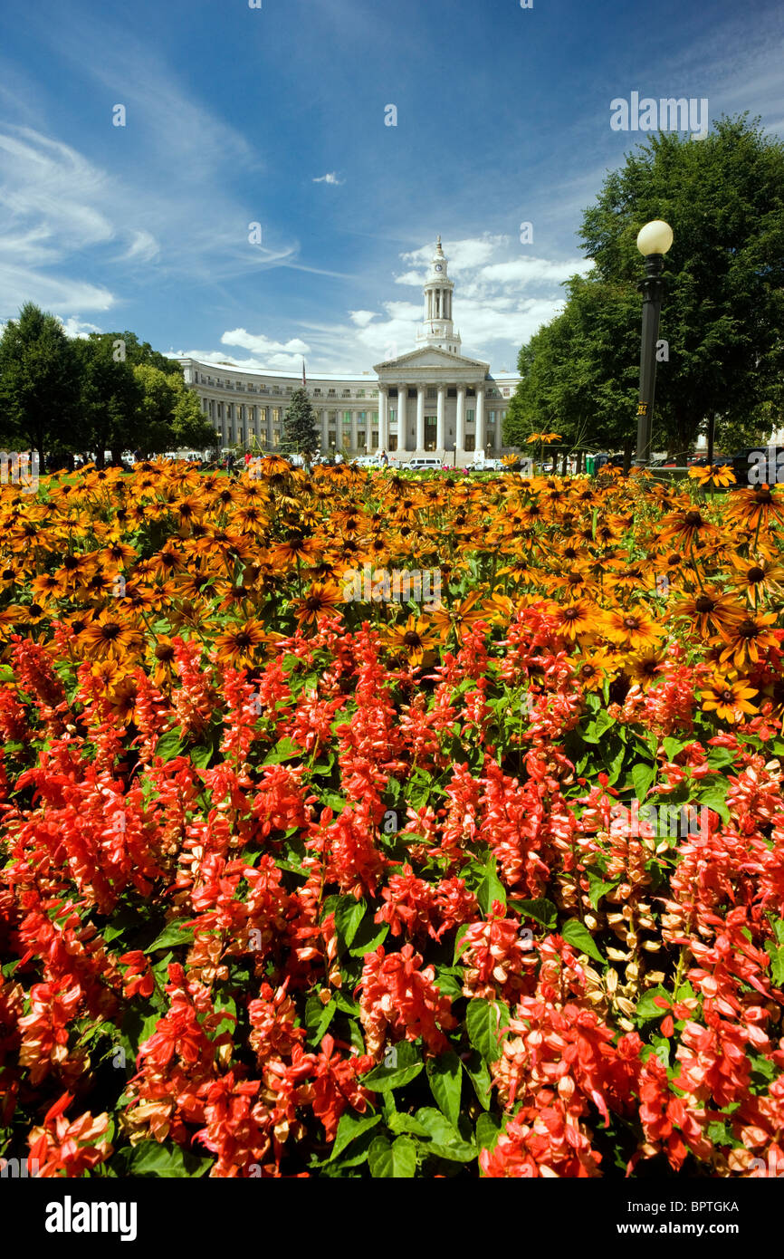 Denver City & County Building gesehen von den üppigen Blumengärten im Civic Center Park, Denver, Colorado, USA Stockfoto