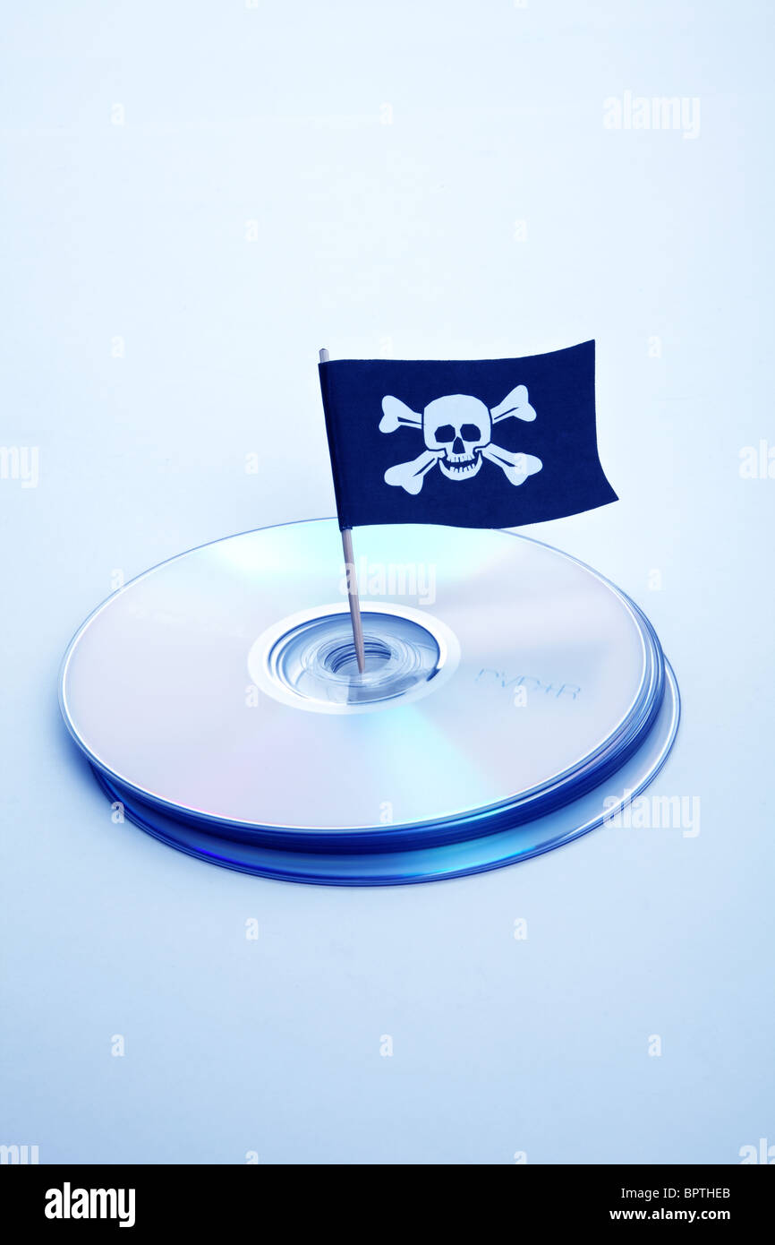 CD, DVD und Piratenflagge, Konzept der Piraterie Stockfoto