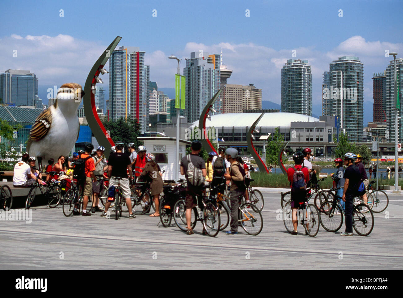 Vancouver, BC, Britisch-Kolumbien, Kanada - A Gruppe von Radfahrern trifft am Olympic Plaza, im The Village auf False Creek Stockfoto