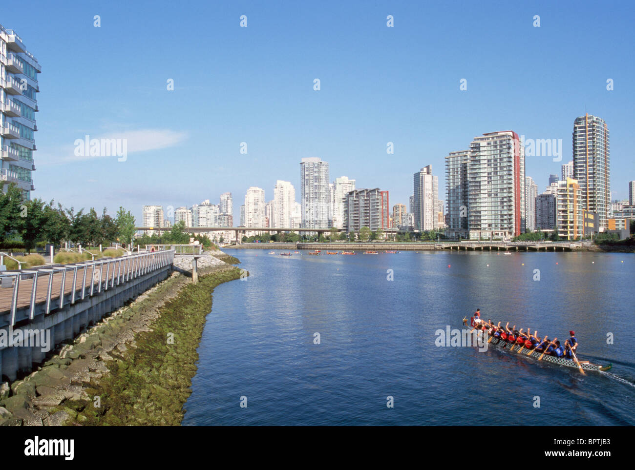 False Creek, Vancouver, BC, Britisch-Kolumbien, Kanada - Skyline der Stadt und Innenstadt Condo Gebäude in Yaletown Stockfoto