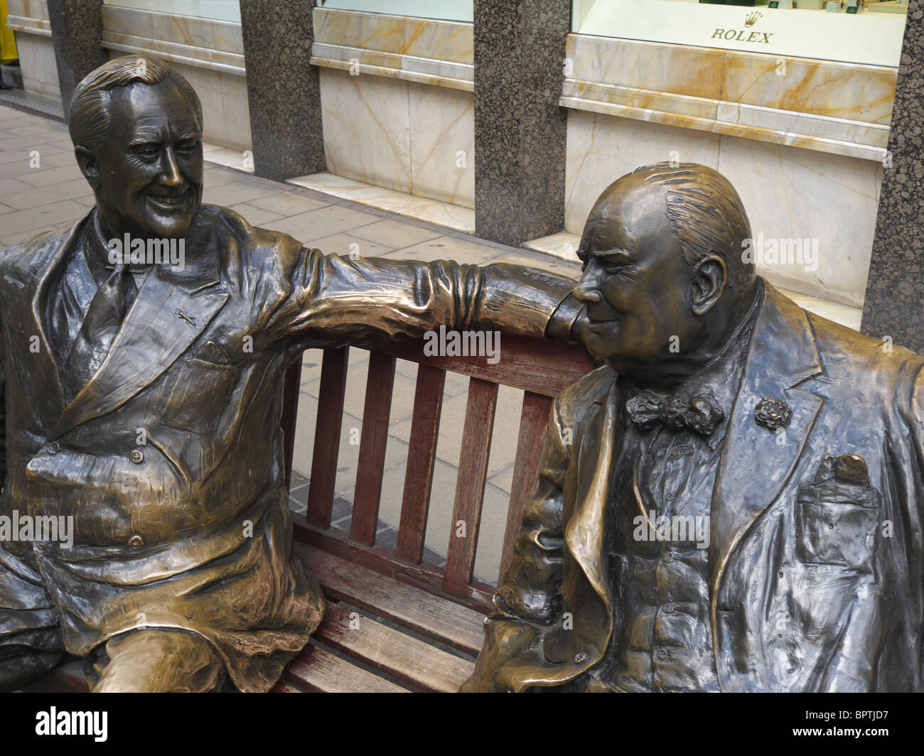 Die Statue von Roosevelt und Winston Churchill auf einer Bank sitzen. Bond Street, Mayfair, London, England. Stockfoto