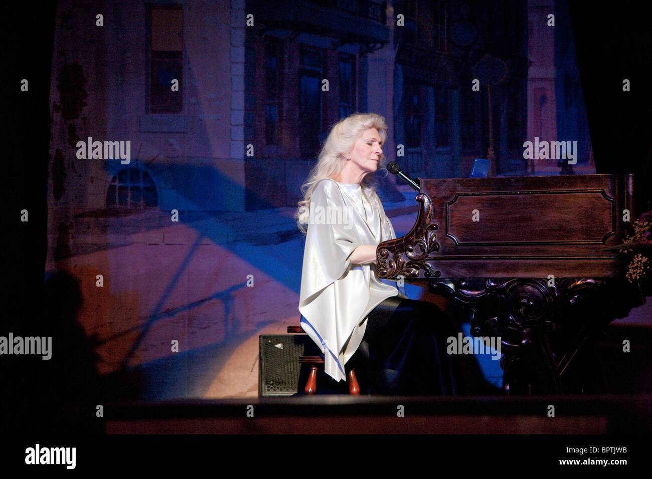 Judy Collins führt im Tabor Opera House (c1879) in Leadville, Colorado. Stockfoto