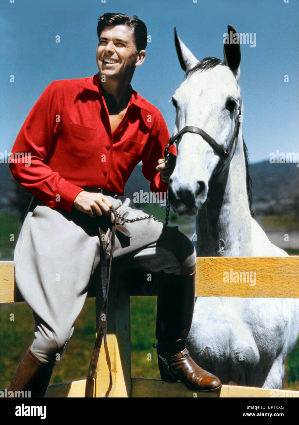 RONALD REAGAN MIT PFERD AUF RANCH (1951) Stockfoto
