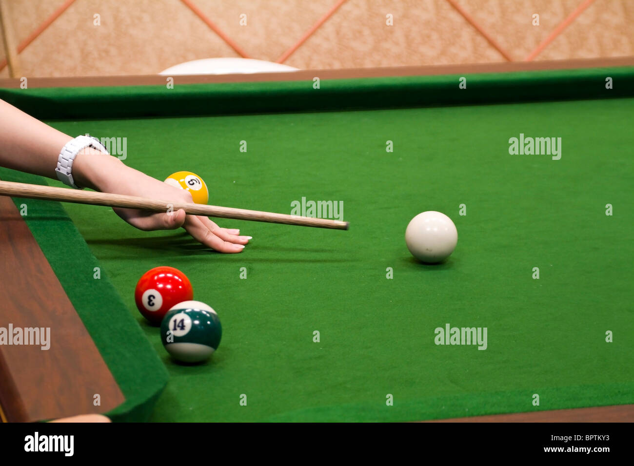 Zarte Frauenhand Pool Ball getroffen wird vorbereitet Stockfoto