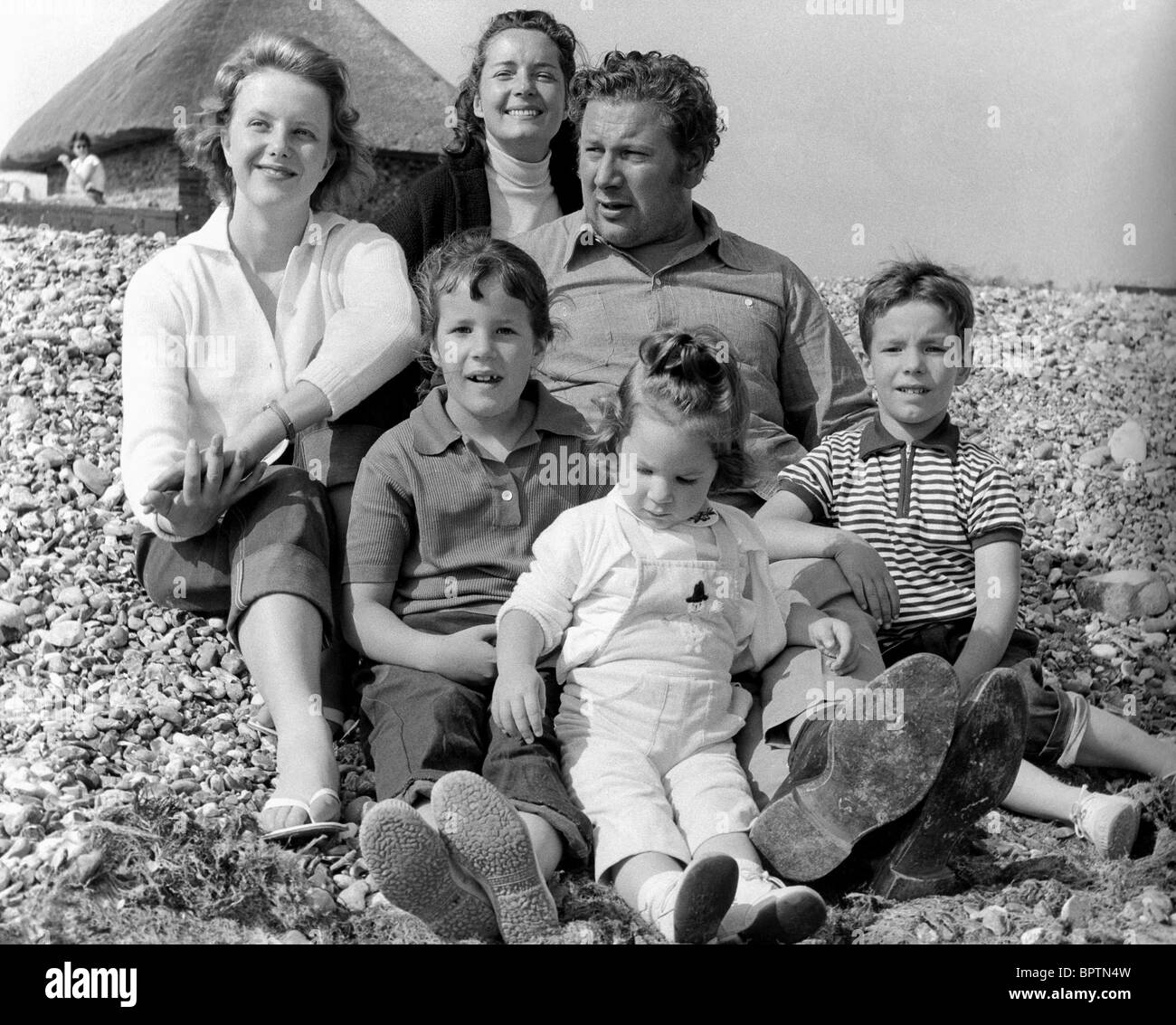 TAMARA SUZANNE USTINOV & PETER USTINOV MIT KINDER PAVLA ANDREA & IGOR SCHAUSPIELER & SCHRIFTSTELLER MIT FAMILIE (1961) Stockfoto