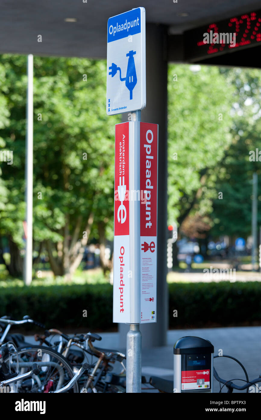 Auf der Straße öffentlichen kostenlos Point, Oplaadpunt, EV, Elektrofahrzeuge in Amsterdam, Holland vor Restaurant Dauphine. Stockfoto